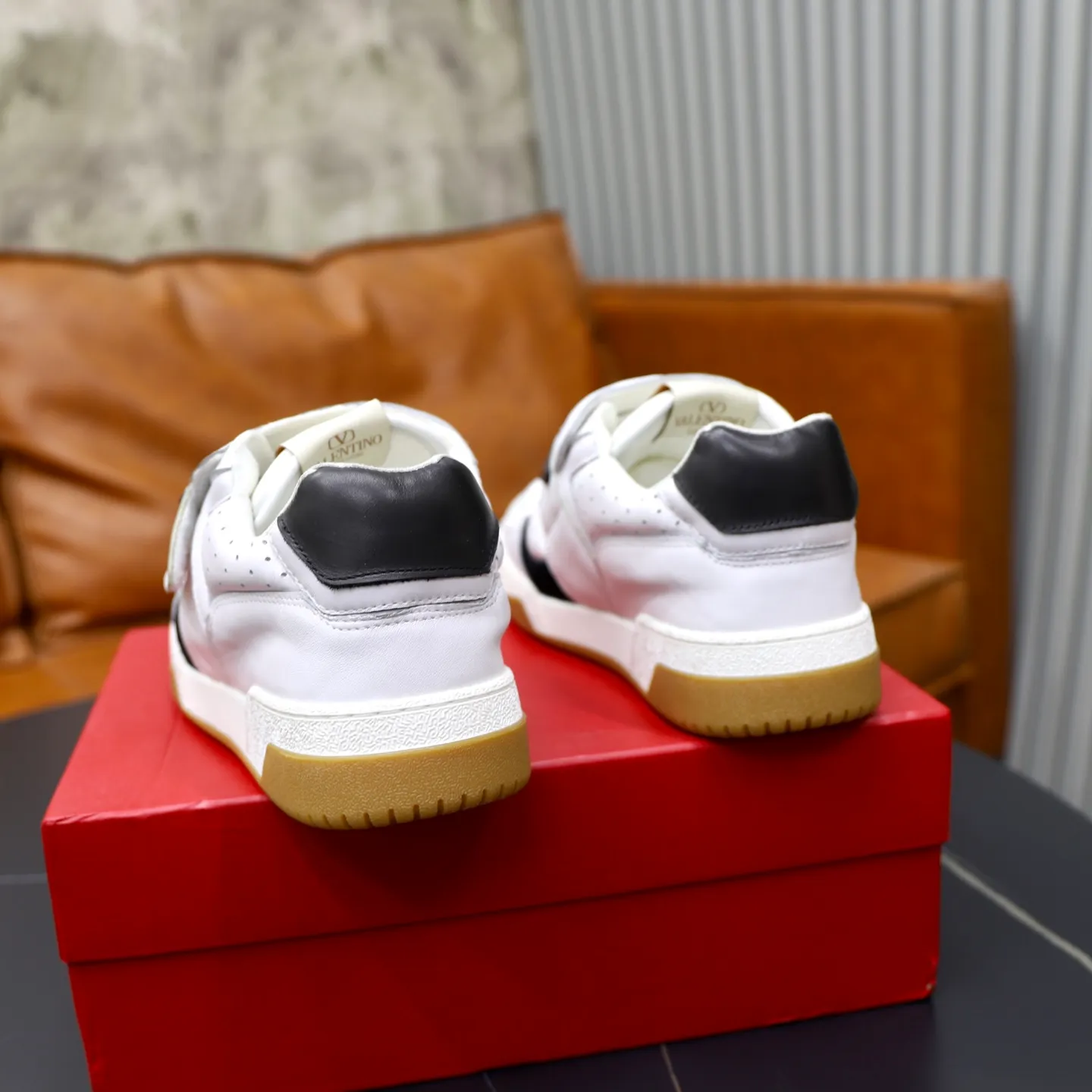 Ex-factory price: 520💰VALENTINO/Valentino Men's latest low-top thick-soled sports shoes are shipped. Made with heavy industry, men's fine casual sports shoes, versatile style. Original leather, rubber lines embellished with geometric segmented uppers, hand-stitched, novel and fashionable, rubber soles with details on the front and back, and the tongue is decorated with the Valentino Garavani Logo, which is comfortable, breathable and durable! Comes with full original packaging! Code number: 38-39-40-41-42-43-44 (45, 46 can be customized)